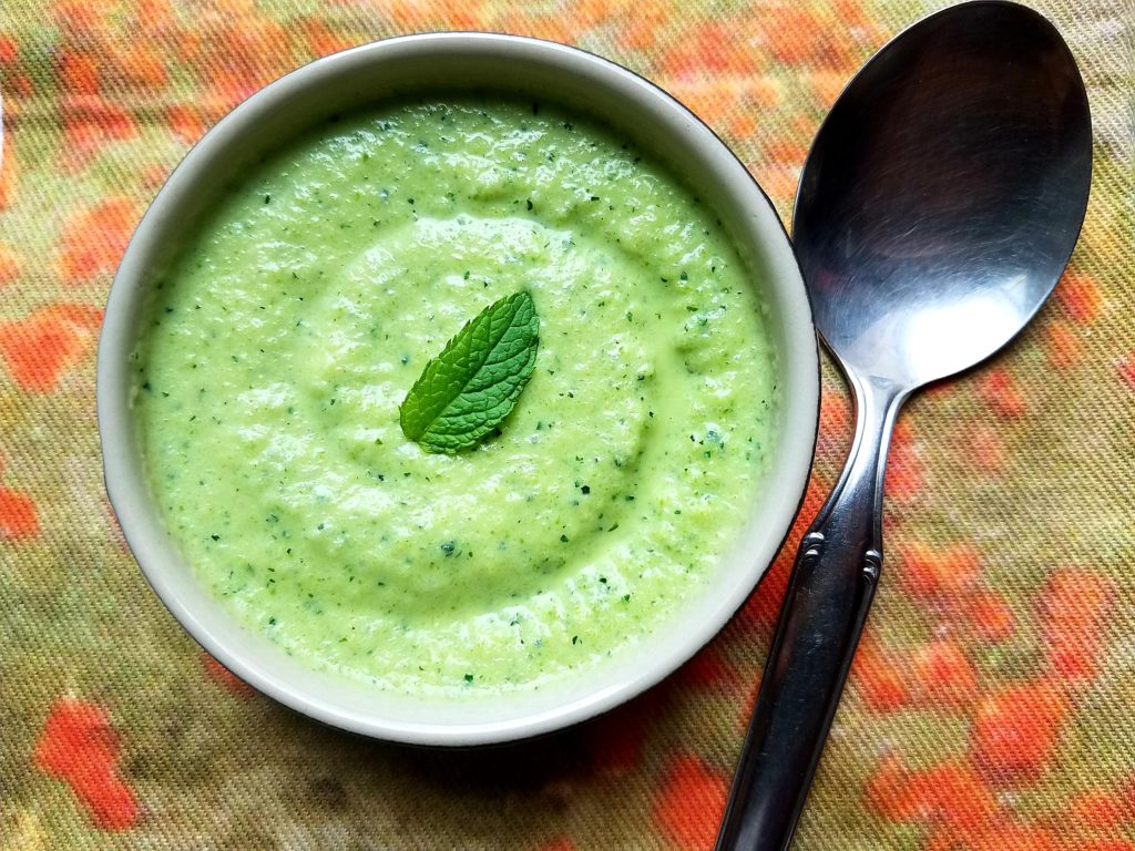 Soupe de courgettes froide à la menthe